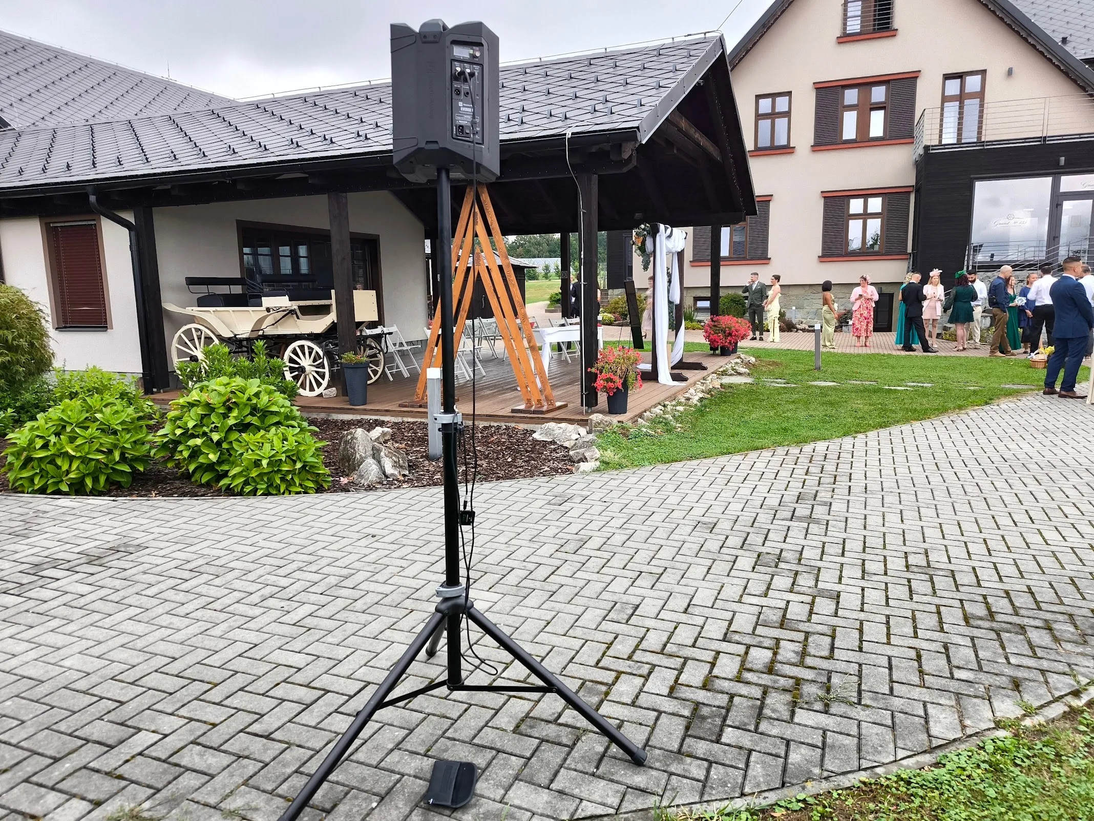 Aparatura pro ozvučení obřadu v exteriéru