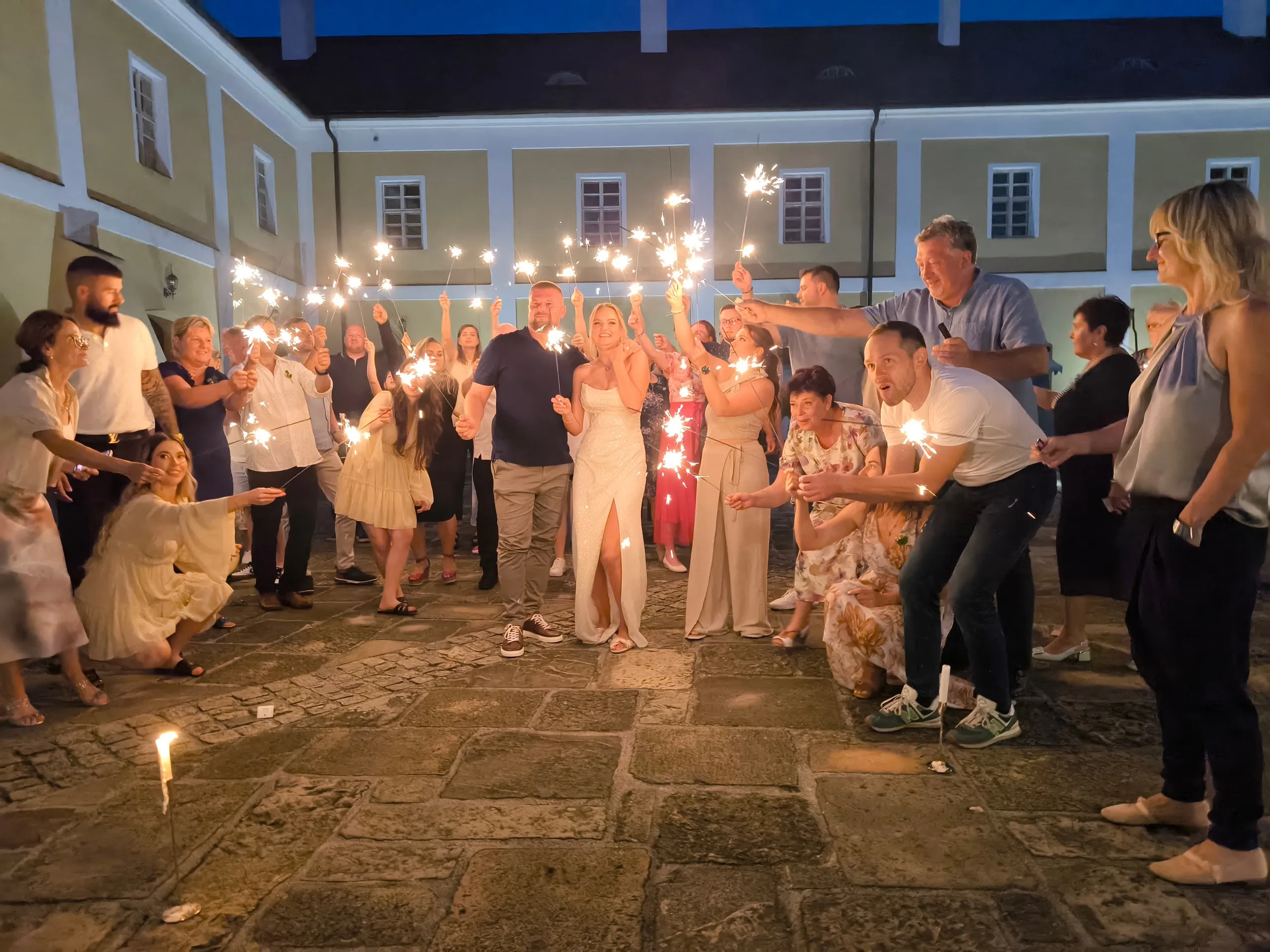 Špalír hostů s prskavkami na nádvoří