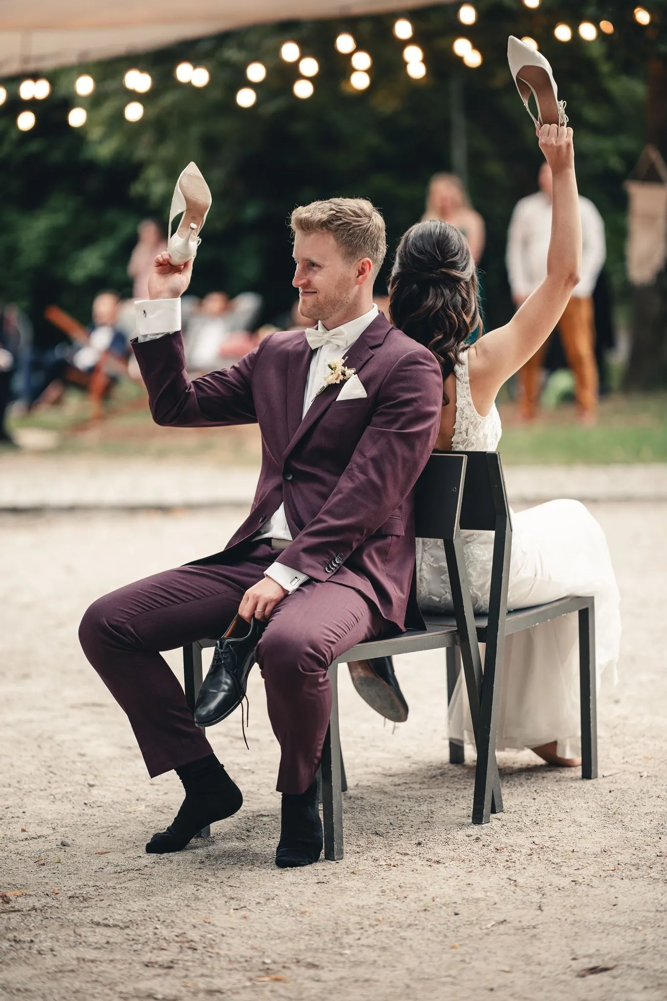 Ženich při svatební hře se sundáváním podvazku