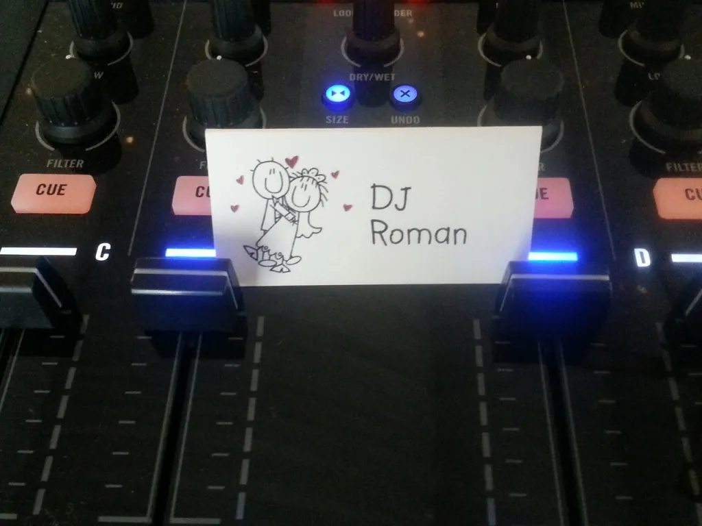 Vzkaz „DJ Roman“ položený na mixážním pultu