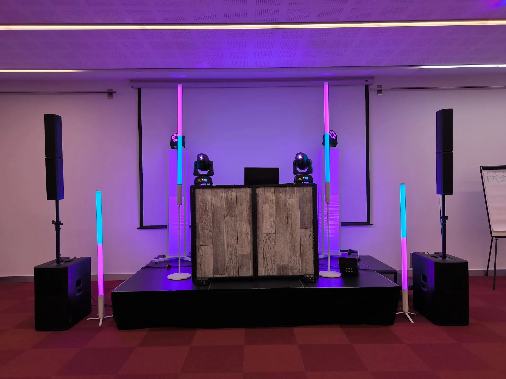 Zelené laserové efekty nad prázdným tanečním parketem