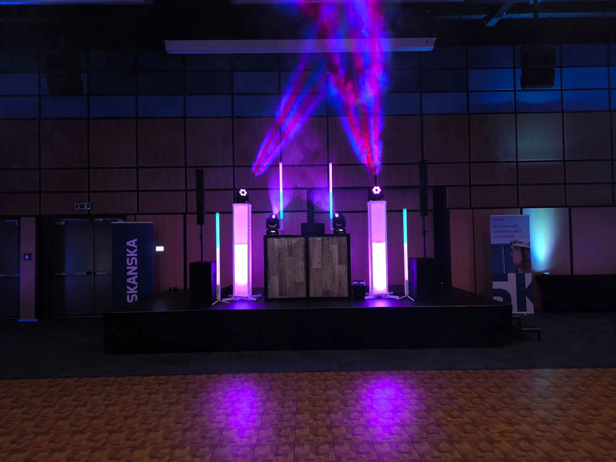 Sál nasvícený do červena a růžova před začátkem párty